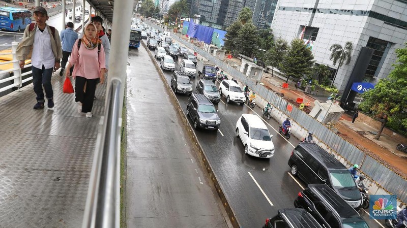 Usai libur lebaran aktifitas Ibu Kota kembali normal dan kepadatan kendaraan kembali terjadi di jalan protokol di Jakarta.