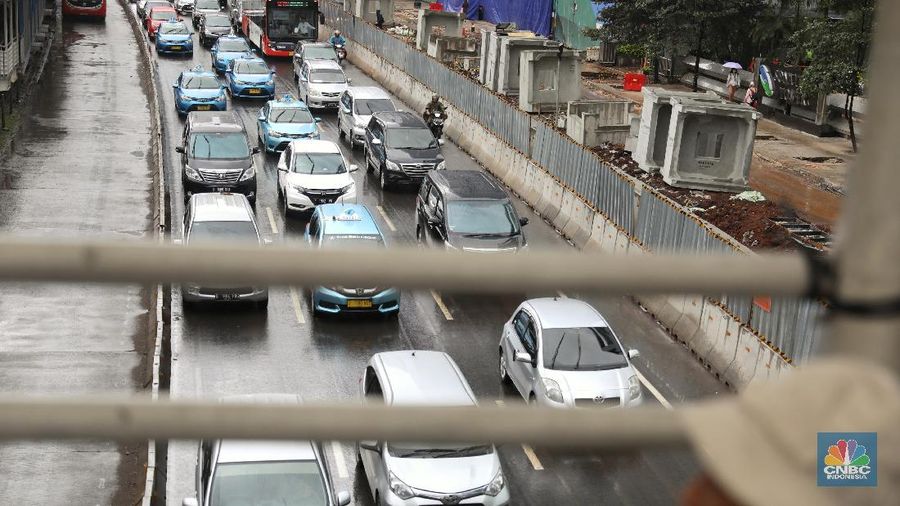 Usai libur lebaran aktifitas Ibu Kota kembali normal dan kepadatan kendaraan kembali terjadi di jalan protokol di Jakarta.