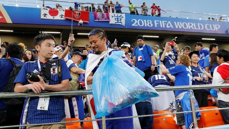 Kedua pendukung negara tersebut mendapat pengakuan Internasional atas tingkat kesadaran mereka membersihkan sampah usai pertandingan.