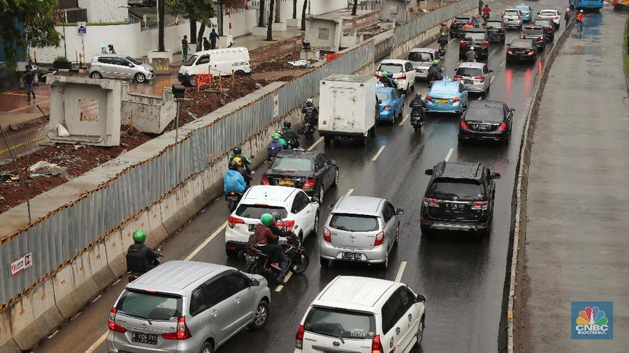 Usai libur lebaran aktifitas Ibu Kota kembali normal dan kepadatan kendaraan kembali terjadi di jalan protokol di Jakarta.