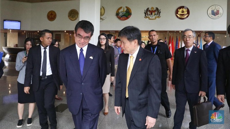 Dalam pertemuan yang hanya berlangsung selama kurang lebih 20 menit itu, mereka hanya membahas isu-isu umum terkait ASEAN.