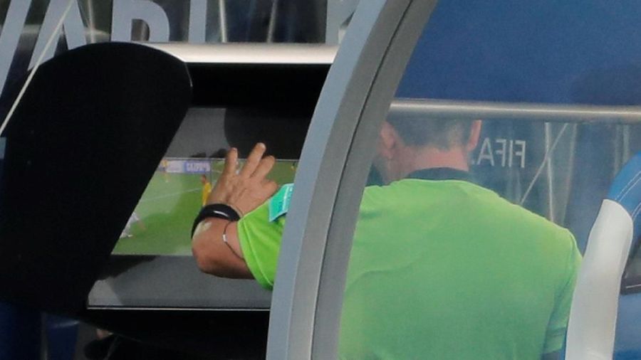 Teknologi ini membantu wasit menganalisis sebuah pelanggaran di lapangan dari video-video yang dipasang di lapangan selama pertandingan Piala Dunia 2018.