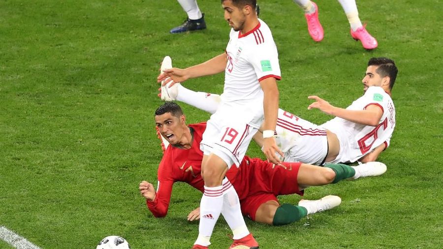 Teknologi ini membantu wasit menganalisis sebuah pelanggaran di lapangan dari video-video yang dipasang di lapangan selama pertandingan Piala Dunia 2018.