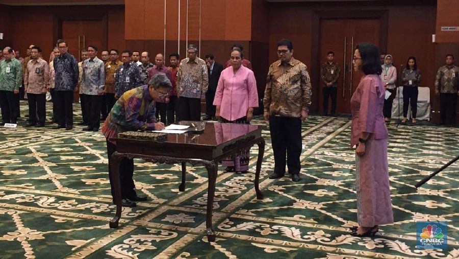 Menteri Keuangan Sri Mulyani Indrawati secara resmi melantik dua pejabat baru Eselon I