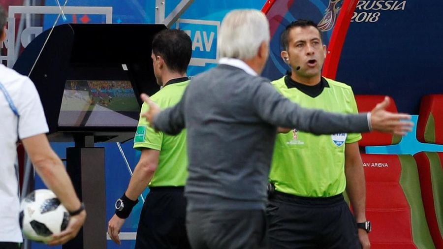 Teknologi ini membantu wasit menganalisis sebuah pelanggaran di lapangan dari video-video yang dipasang di lapangan selama pertandingan Piala Dunia 2018.