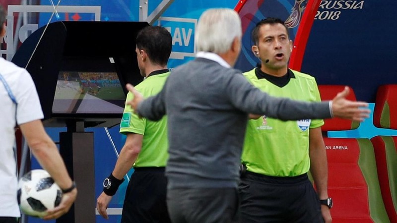 Teknologi ini membantu wasit menganalisis sebuah pelanggaran di lapangan dari video-video yang dipasang di lapangan selama pertandingan Piala Dunia 2018.