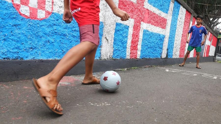 Ragam mural dan ornamen berkaitan Piala Dunia ditampilkan untuk memeriahkan turnamen Piala Dunia 2018.