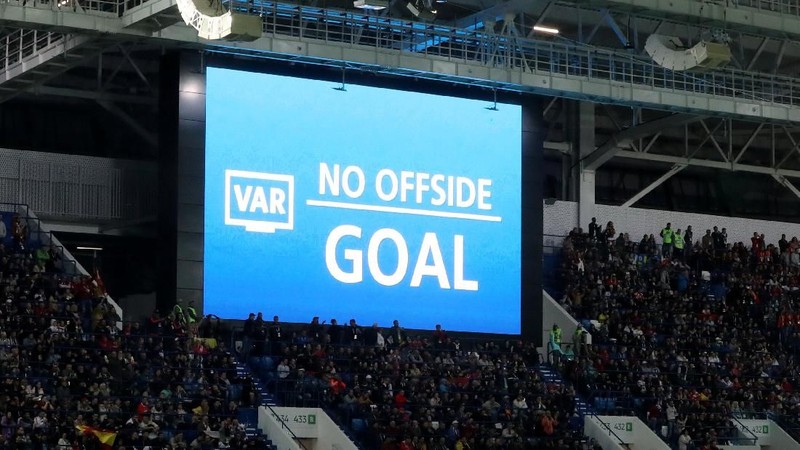 Teknologi ini membantu wasit menganalisis sebuah pelanggaran di lapangan dari video-video yang dipasang di lapangan selama pertandingan Piala Dunia 2018.