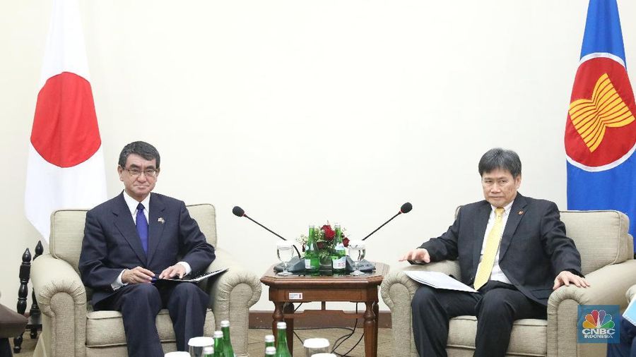 Menteri Luar Negeri Jepang Taro Kono melanjutkan agenda kunjungannya ke Indonesia dengan berkunjung ke kantor Sekretariat ASEAN.