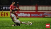 Persija melakukan tekanan sejak awal laga. Rezaldi Hehanusa kerap melakukan tusukan di sisi kiri sekaligus melepaskan umpan-umpan ke kotak penalti Persebaya. (CNN Indonesia/Adhi Wicaksono)