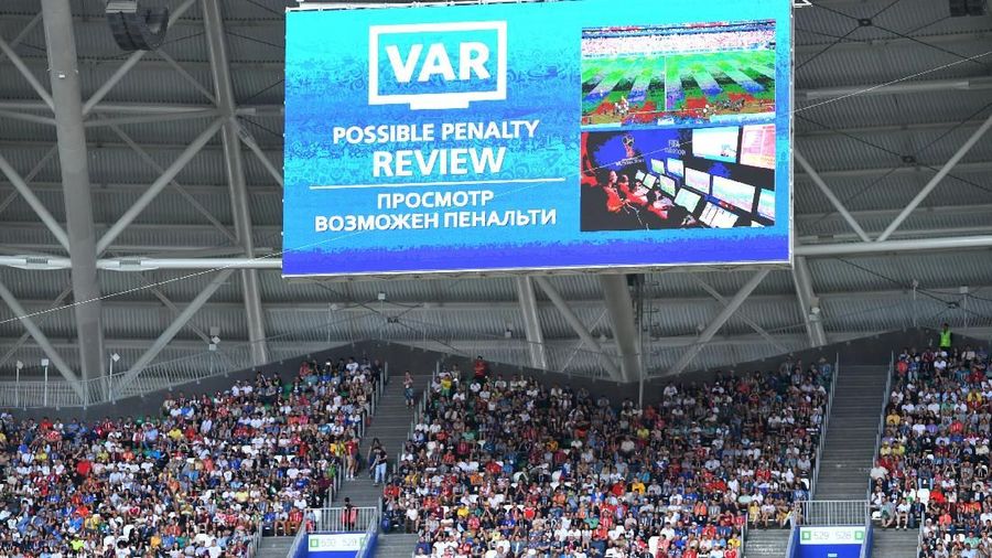 Teknologi ini membantu wasit menganalisis sebuah pelanggaran di lapangan dari video-video yang dipasang di lapangan selama pertandingan Piala Dunia 2018.