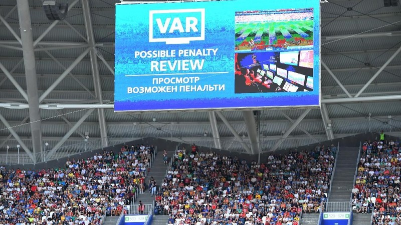 Teknologi ini membantu wasit menganalisis sebuah pelanggaran di lapangan dari video-video yang dipasang di lapangan selama pertandingan Piala Dunia 2018.