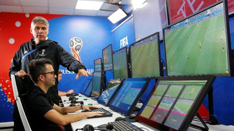 Teknologi ini membantu wasit menganalisis sebuah pelanggaran di lapangan dari video-video yang dipasang di lapangan selama pertandingan Piala Dunia 2018.