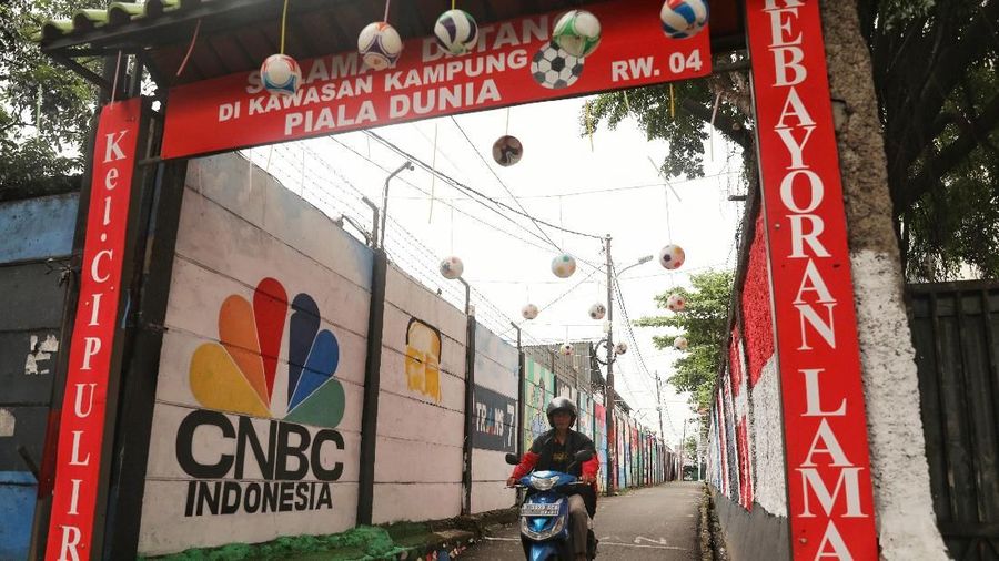 Ragam mural dan ornamen berkaitan Piala Dunia ditampilkan untuk memeriahkan turnamen Piala Dunia 2018.