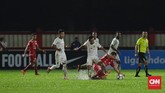 Duel antara Macan Kemayoran dan Bajul Ijo berlangsung di bawah guyuran hujan yang turut mempengaruhi kondisi lapangan. (CNN Indonesia/Adhi Wicaksono)