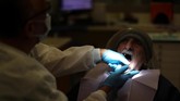 Sementara, ada juga Louis Henson (74) yang mendapat perawatan gigi di California Health Care Facility di Stockton, California. Pengobatan untuk tahanan lansia ditengarai memakan biaya cukup tinggi. (REUTERS/Lucy Nicholson)
