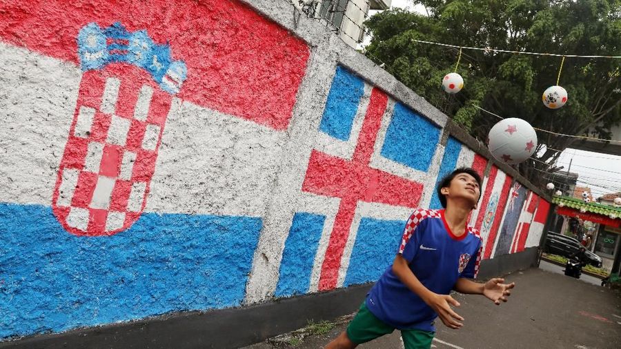 Ragam mural dan ornamen berkaitan Piala Dunia ditampilkan untuk memeriahkan turnamen Piala Dunia 2018.