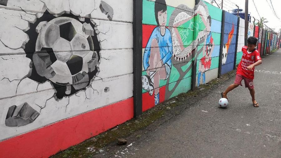 Ragam mural dan ornamen berkaitan Piala Dunia ditampilkan untuk memeriahkan turnamen Piala Dunia 2018.