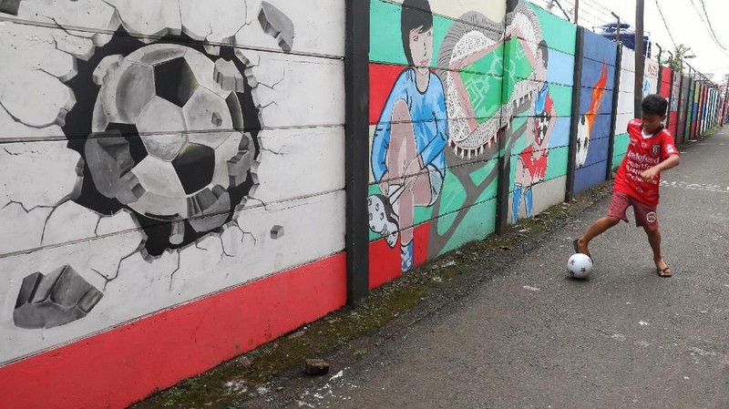 Ragam mural dan ornamen berkaitan Piala Dunia ditampilkan untuk memeriahkan turnamen Piala Dunia 2018.