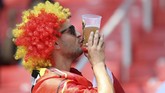 Seiring dengan pertandingan Piala Dunia yang makin 'memanas', Moskow Rusia dikabarkan mulai kehabisan bir. Pasalnya, para fans dan suporter bola mencari bir baik untuk perayaan kemenangan ataupun melepas kekecewaan bagi yang kalah. Seorang suporter Belgia mencium gelas birnya di stadion Spartak, Rusia. (REUTERS/Carl Recine)