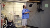 Hal ini menandai perubahan dari upaya sebelumnya di California untuk mengobati tahanan dengan penurunan kognitif. Andrew Rachal (58) berlatih kebugaran di fasilitas medis di penjara California. (REUTERS/Lucy Nicholson)