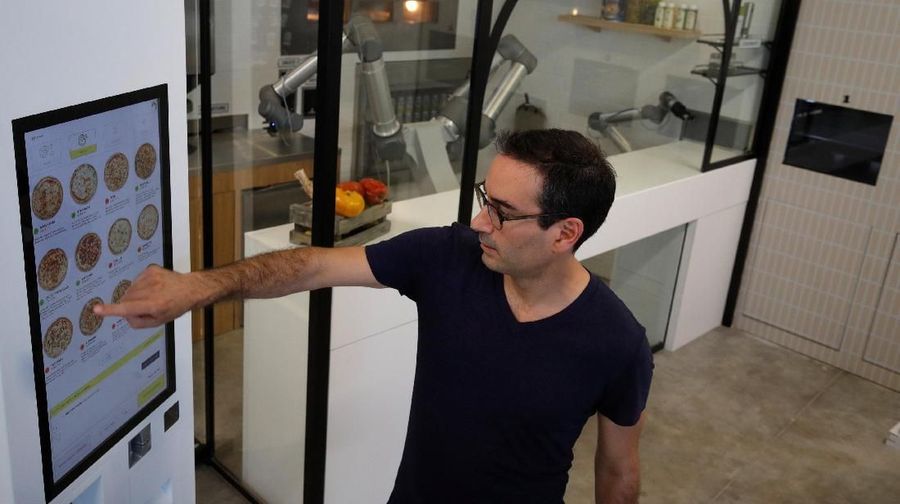 Start-up Prancis, Ekim ingin mengubah dan mempercepat cara pembuatan pizza dan disajikan dengan menggunakan robot pizzaiolo salama 24 jam.