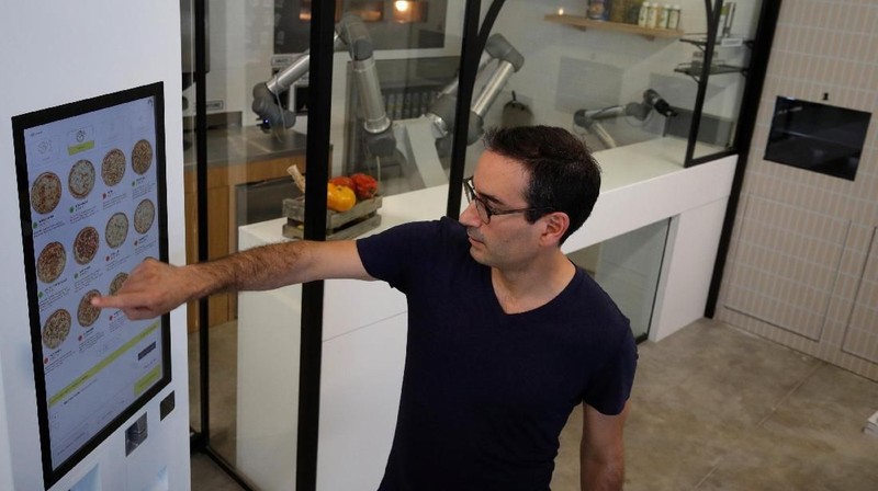 Start-up Prancis, Ekim ingin mengubah dan mempercepat cara pembuatan pizza dan disajikan dengan menggunakan robot pizzaiolo salama 24 jam.