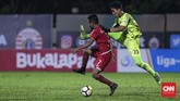 Penjaga gawang Persebaya Miswar Saputra harus ke luar sarang untuk menghalau serangan Persija melalui kaki Ramdani Lestaluhu. (CNNIndonesia/Adhi Wicaksono)