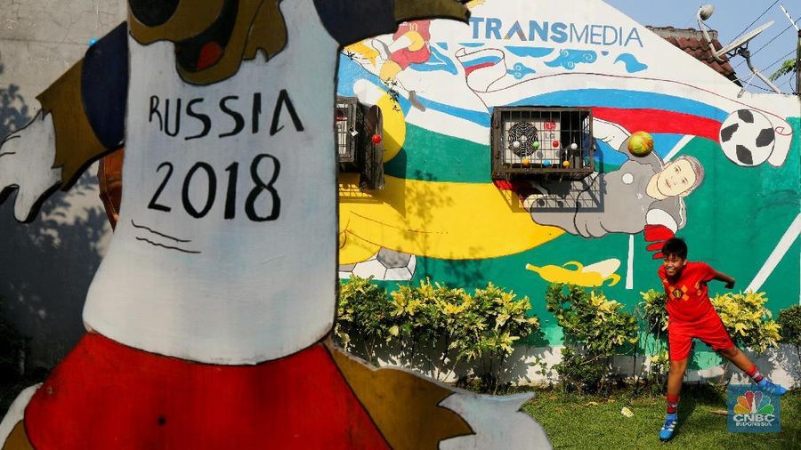 Momen turnamen sepak bola empat tahunan dimanfaatkan oleh warga setempat untuk mendekorasi tempat tinggalnya dengan ornamen Piala Dunia.