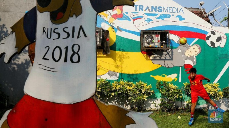 Momen turnamen sepak bola empat tahunan dimanfaatkan oleh warga setempat untuk mendekorasi tempat tinggalnya dengan ornamen Piala Dunia.