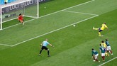 Andreas Granqvist berhasil melaksanakan tugasnya dengan baik. Ia mengirim bola ke pojok kanan atas gawang Meksiko. (REUTERS/Damir Sagolj)