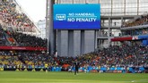 Penggunaan Video Assistant Referee (VAR) dalam Piala Dunia 2018 menghadirkan pengalaman baru bagi penonton dan wasit. (REUTERS/Jason Cairnduff)