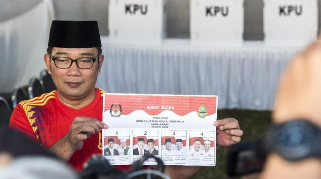 Sekjen PDIP Sindir Ridwan Kamil Kerap Berbaju Merah