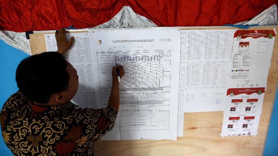 An election official records votes for mayoral candidates running unopposed in regional elections in Tangerang, west of Jakarta, Indonesia, June 27, 2018. REUTERS/Willy Kurniawan