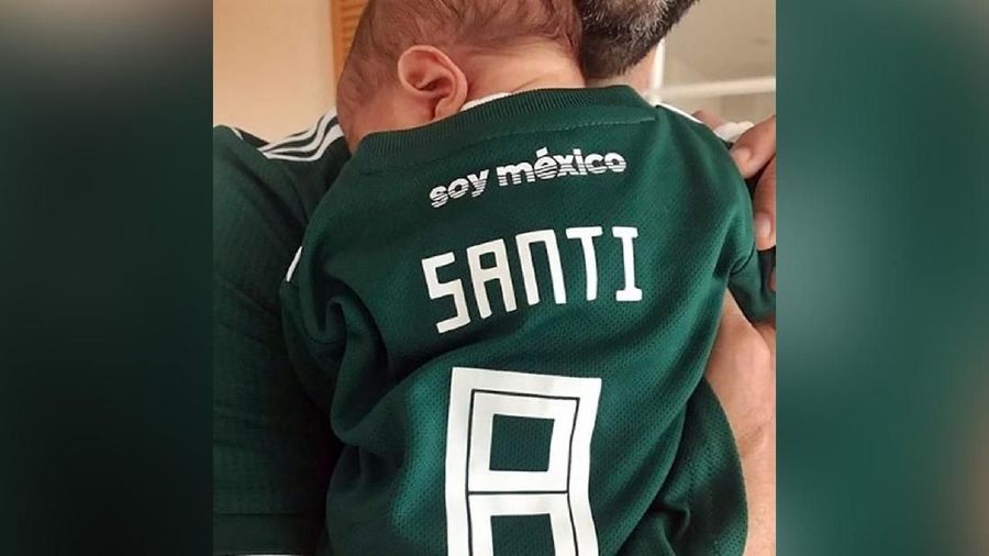Momen menggemaskan beberapa hal lebih lucu penggemar sepak bola yang mengenakan jersey bola piala dunia.