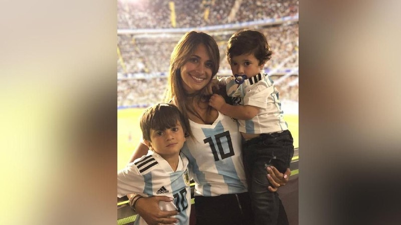 Momen menggemaskan beberapa hal lebih lucu penggemar sepak bola yang mengenakan jersey bola piala dunia.