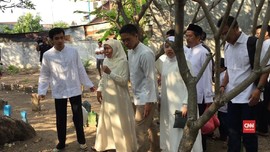 VIDEO: Khofifah Ziarah ke Makam Keluarga di Hari Pencoblosan