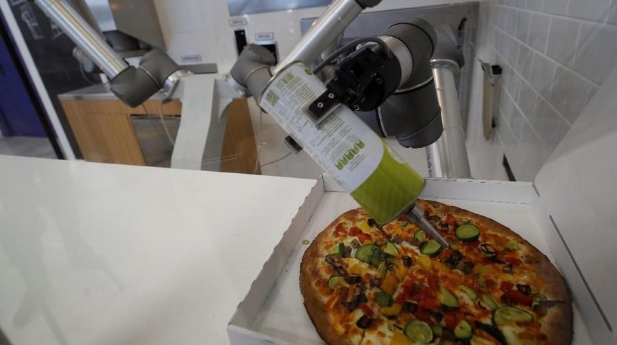 Start-up Prancis, Ekim ingin mengubah dan mempercepat cara pembuatan pizza dan disajikan dengan menggunakan robot pizzaiolo salama 24 jam.