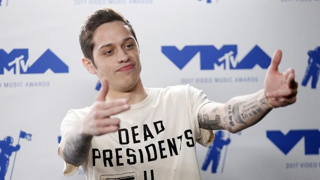 Pete Davidson Muncul di 'SNL' Usai Unggahan Misterius