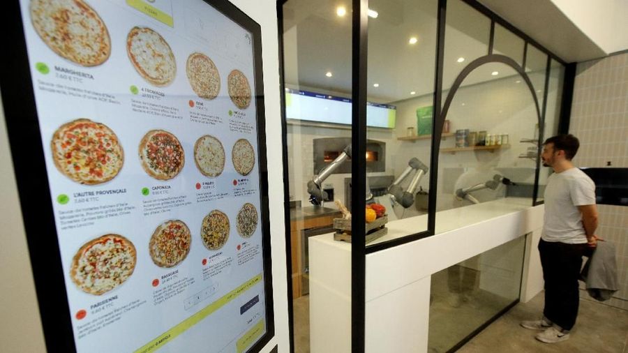 Start-up Prancis, Ekim ingin mengubah dan mempercepat cara pembuatan pizza dan disajikan dengan menggunakan robot pizzaiolo salama 24 jam.