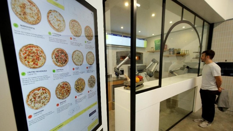 Start-up Prancis, Ekim ingin mengubah dan mempercepat cara pembuatan pizza dan disajikan dengan menggunakan robot pizzaiolo salama 24 jam.