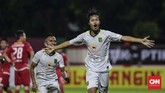Persebaya mencetak gol pada menit ke-20. Serangan balik tim tamu dituntaskan Rishadi Fauzi (CNNIndonesia/Adhi Wicaksono).
