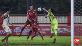 Tertinggal 0-1, Persija gencar menyerang Persebaya. Bek Jaimerson da Silva turut membantu lini serang tim ibu kota yang tidak diperkuat Marko Simic. (CNNIndonesia/Adhi Wicaksono)