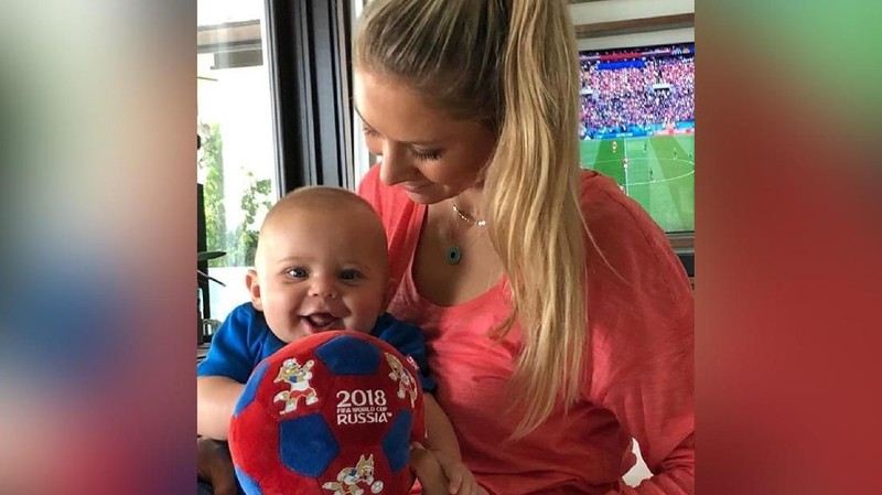 Momen menggemaskan beberapa hal lebih lucu penggemar sepak bola yang mengenakan jersey bola piala dunia.