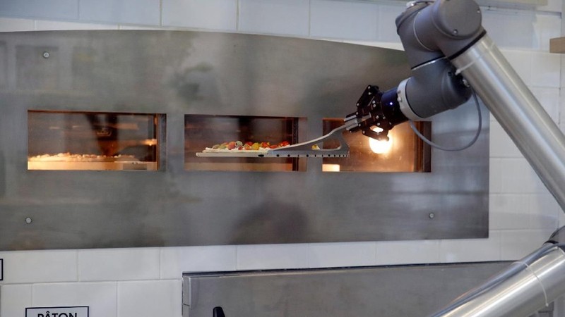 Start-up Prancis, Ekim ingin mengubah dan mempercepat cara pembuatan pizza dan disajikan dengan menggunakan robot pizzaiolo salama 24 jam.