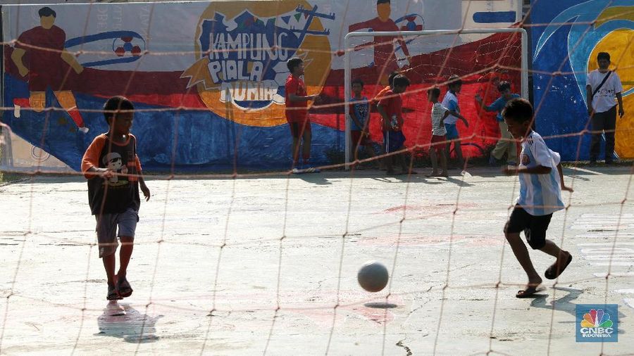 Momen turnamen sepak bola empat tahunan dimanfaatkan oleh warga setempat untuk mendekorasi tempat tinggalnya dengan ornamen Piala Dunia.