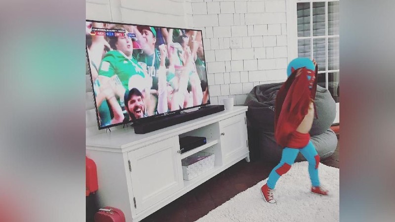 Momen menggemaskan beberapa hal lebih lucu penggemar sepak bola yang mengenakan jersey bola piala dunia.