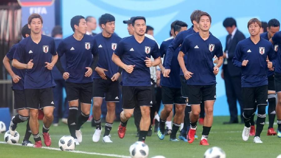 Jepang bisa melangkah lebih jauh di Piala Dunia 2018, meski cukup tipis. Sama dengan ekonomi mereka.