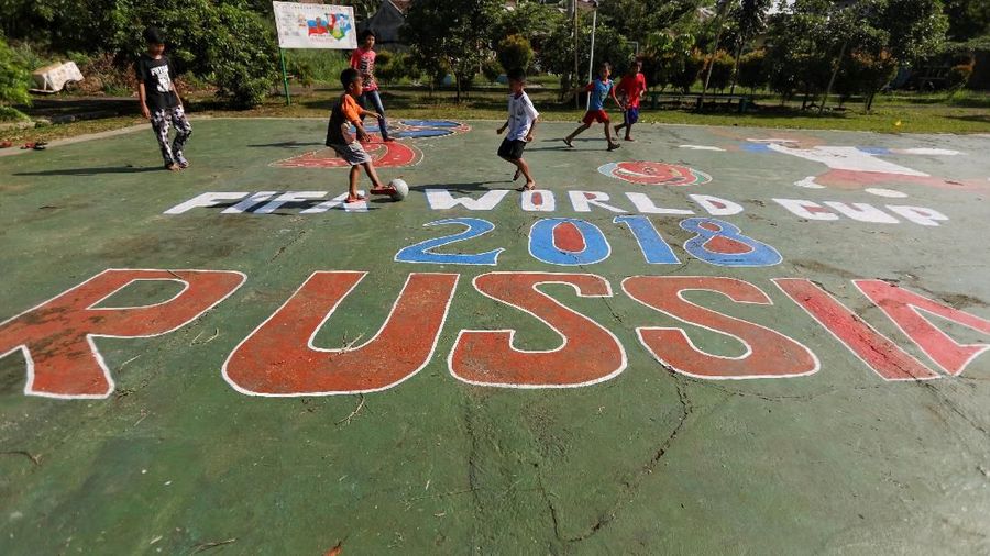 Momen turnamen sepak bola empat tahunan dimanfaatkan oleh warga setempat untuk mendekorasi tempat tinggalnya dengan ornamen Piala Dunia.