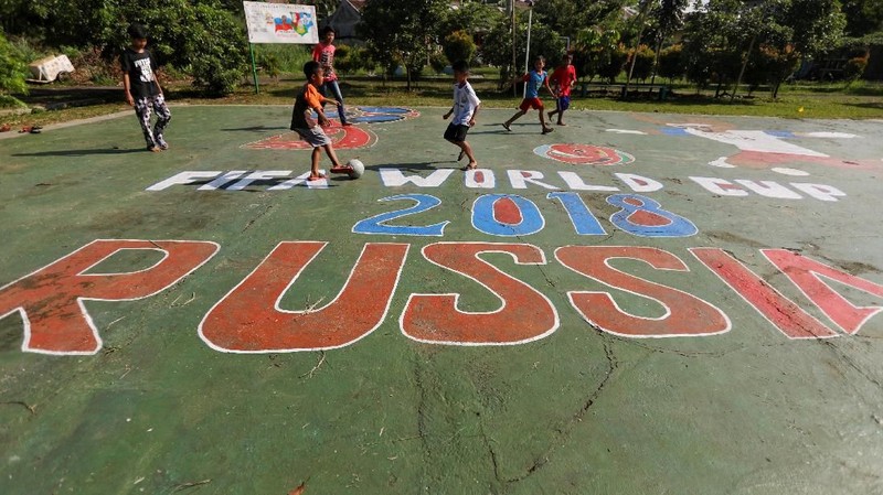 Momen turnamen sepak bola empat tahunan dimanfaatkan oleh warga setempat untuk mendekorasi tempat tinggalnya dengan ornamen Piala Dunia.